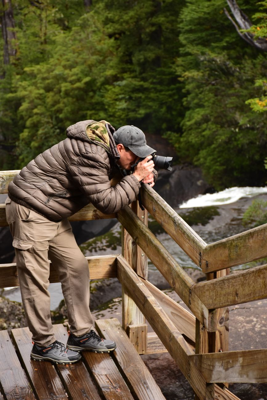 Membro da equipe do TerraBrasil fotografando a natureza nativa