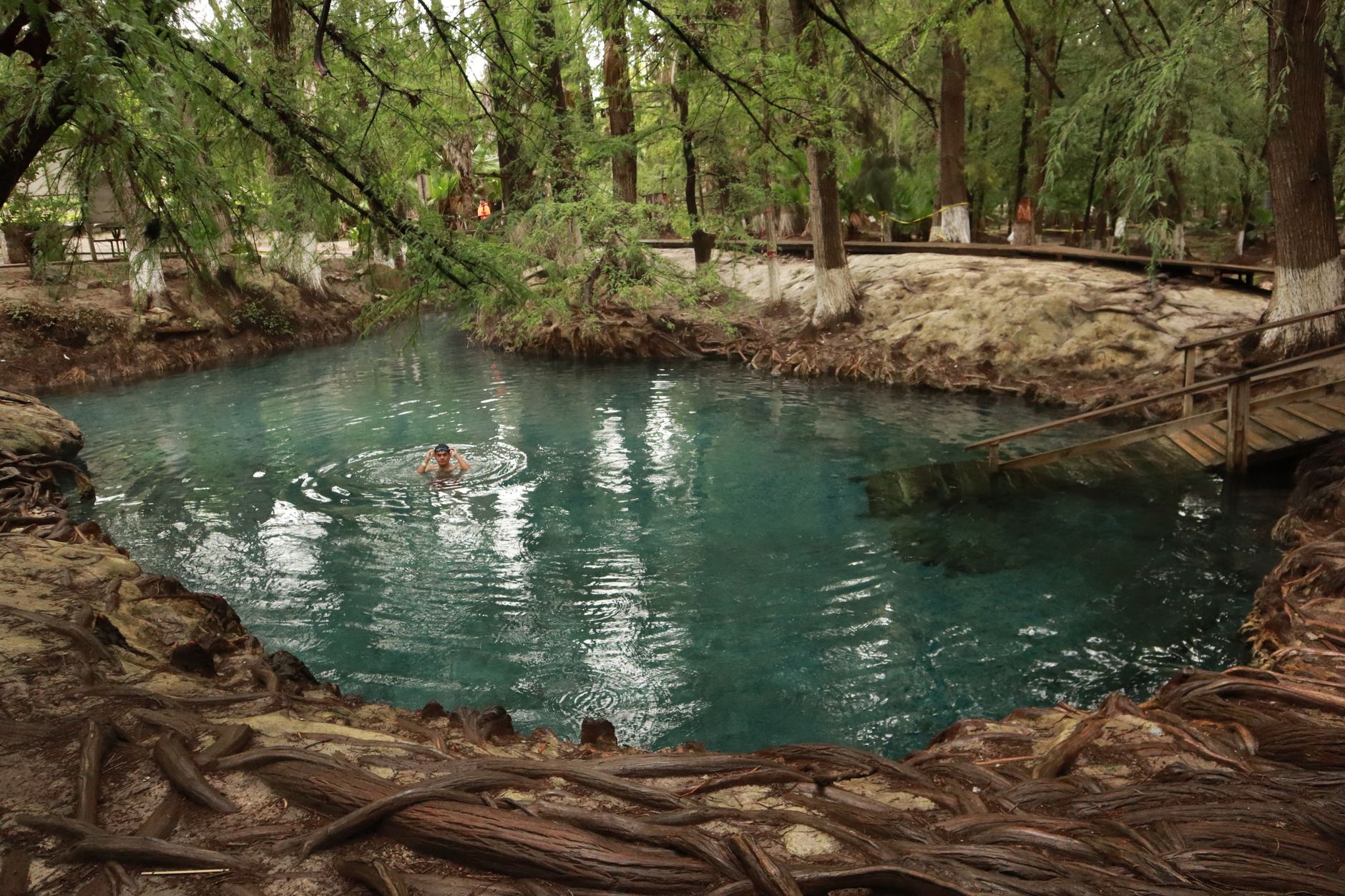 Fervedouro no Jalapão com águas azul-turquesa